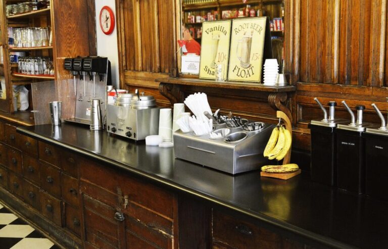 old fashioned, cafe, coffee shop-2641936.jpg